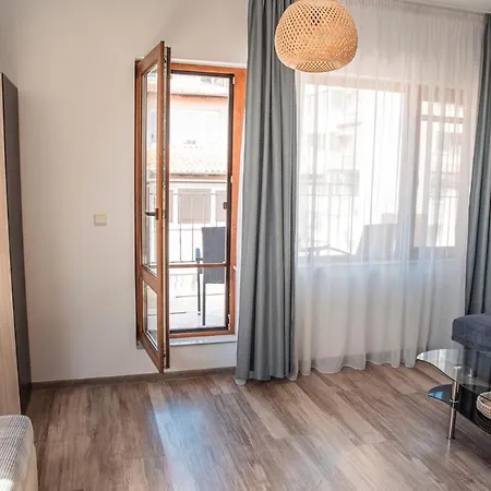 Breeze Atelier Apartment *